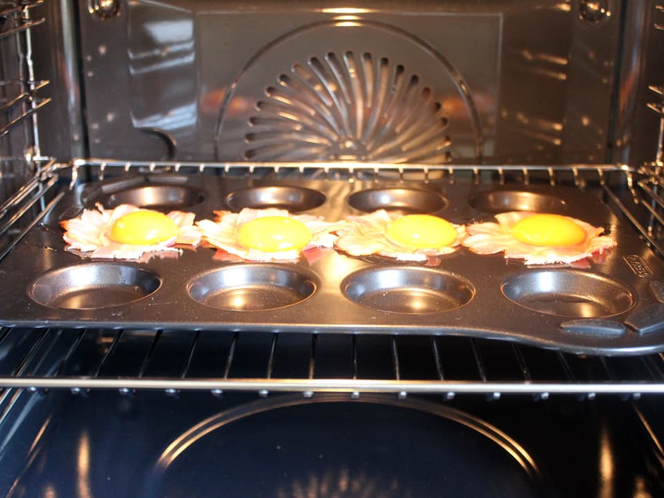 Ei-Speck-Muffins im Ofen.