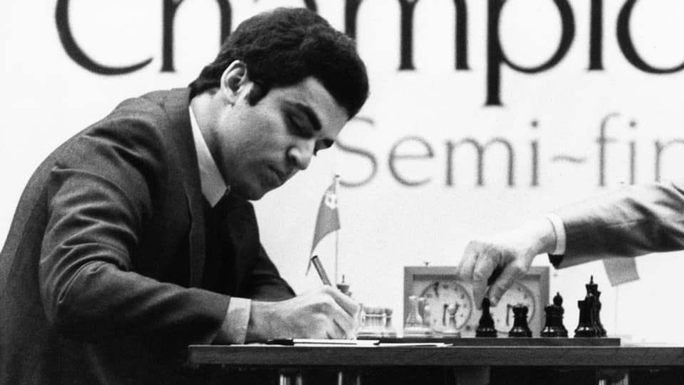 Altes Schwarz-Weiss-Bild von Garry Kasparow beim Schach.