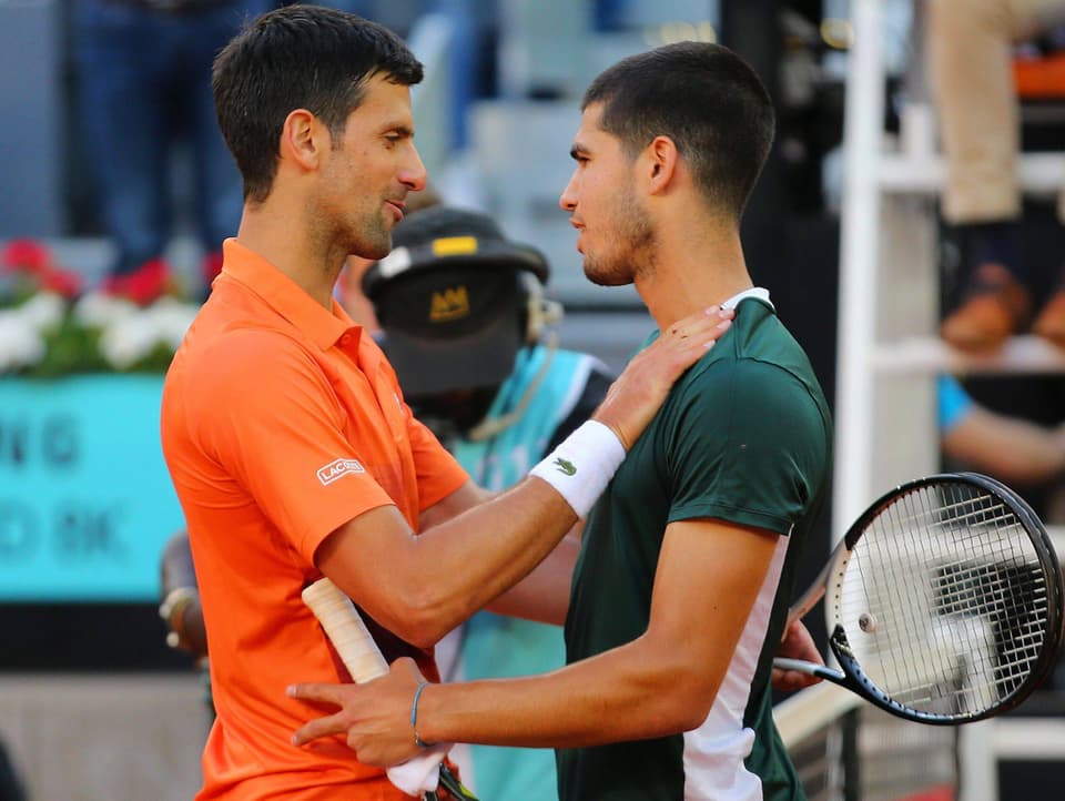 naNovak Djokovic plaudert mit Carlos Alcaraz.