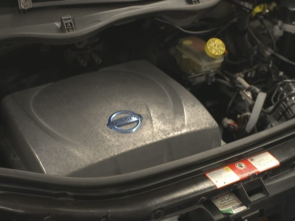 Blick auf Automotor mit sichtbarem Nissan-Logo