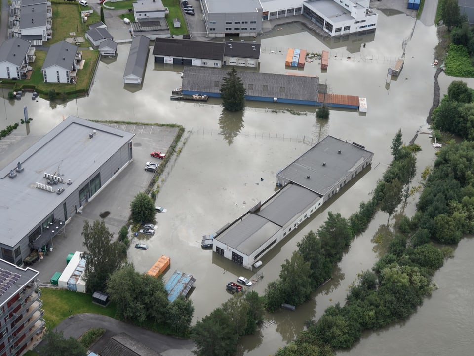Luftaufnahme von Gebäuden. Hochwasser umgibt mehrere Gebäude.