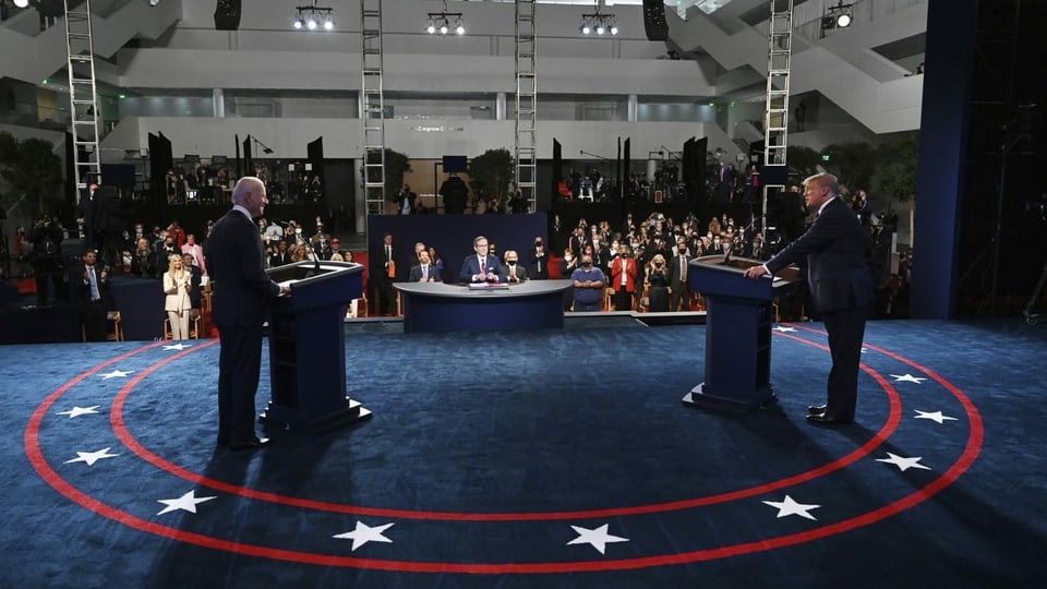 Trump und Biden stehen an der Debatte je hinter einem Rednerpult.