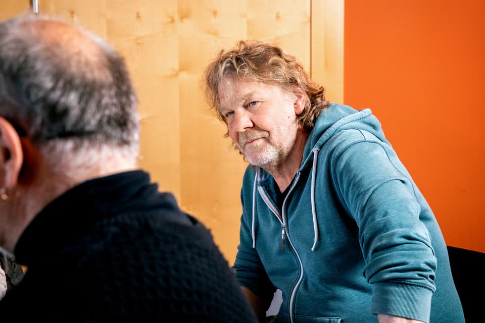 Hörspiel-Techniker Franz Baumann in der Vorbesprechung mit Regisseur Buschi Luginbühl.