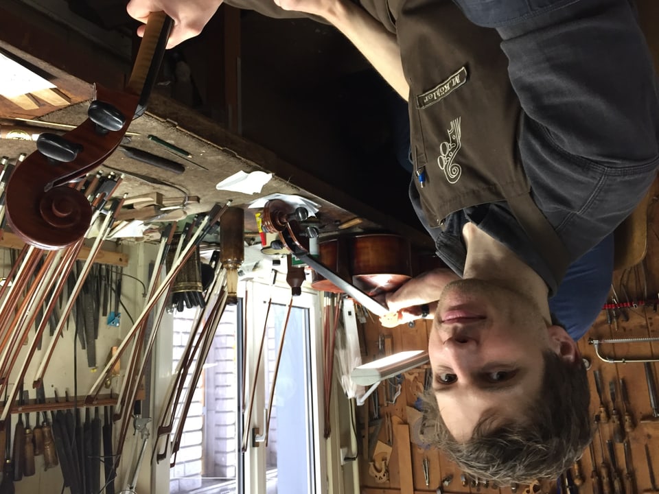 Mitarbeiter Martin Köhler restauriert gerade ein Cello.
