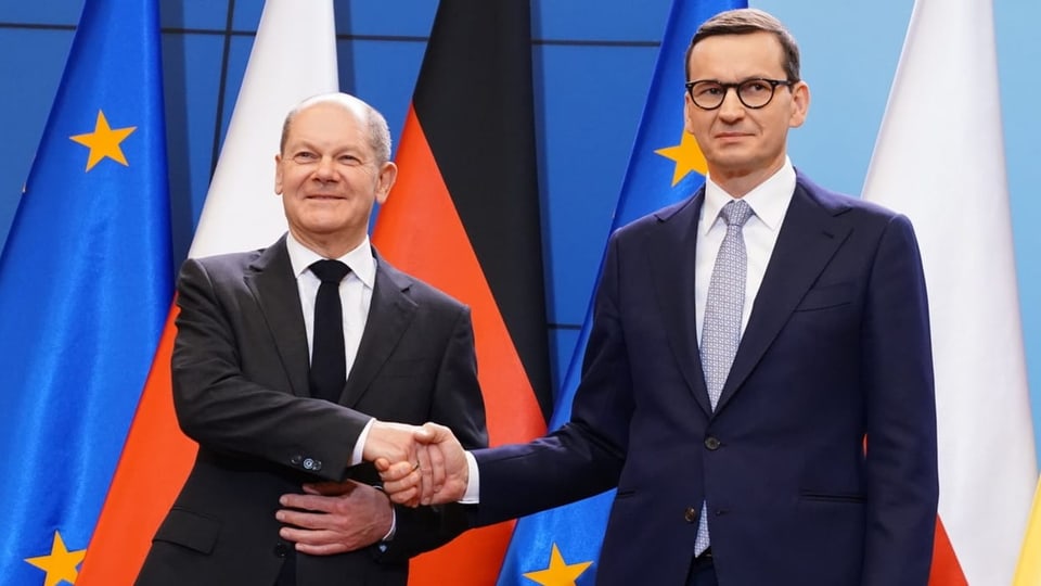 Bundeskanzler Olaf Scholz (li.) beim Händeschütteln mit Polens Ministerpräsident Mateusz Morawiecki