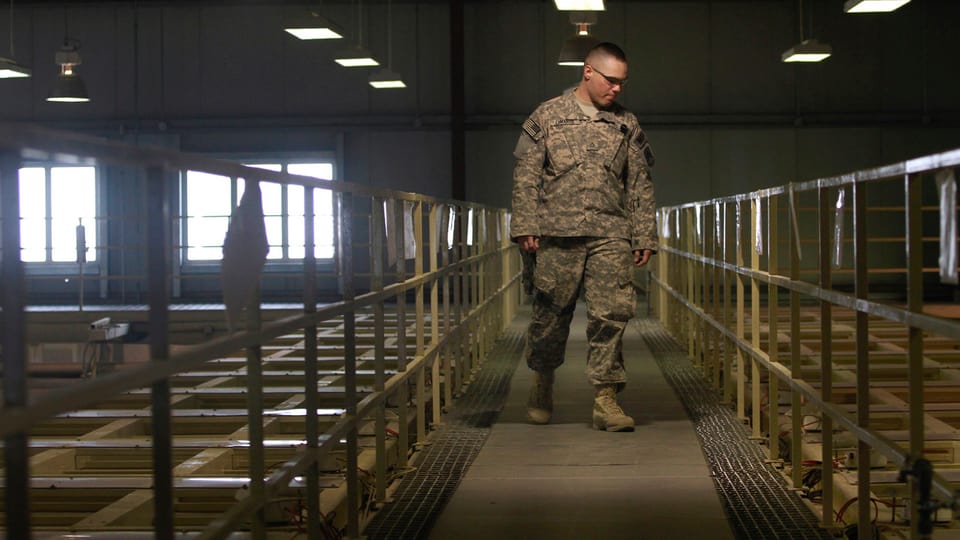 Ein US-Soldat inspiziert das Innere eines Lagergebäudes von Bagram.