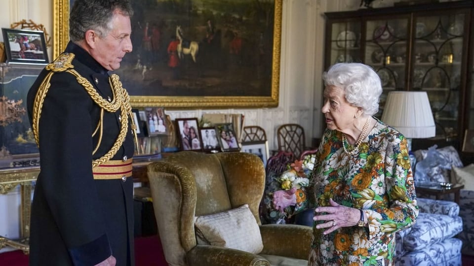Queen spricht mit General Nicholas Carter