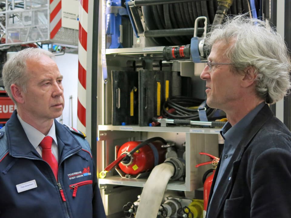 Der Luzerner Feuerwehrkommandant Theo Honermann im Gespräch mit Stadtrat Adrian Borgula.