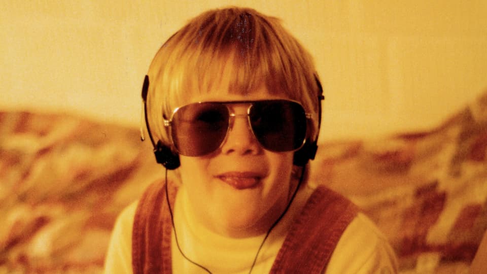 Stefan Siegenthaler als Kind mit Kopfhörern und Sonnenbrille.