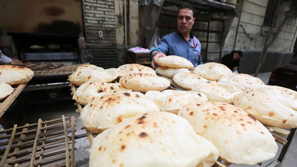 Brote und ein Verkäufer in Kairo.
