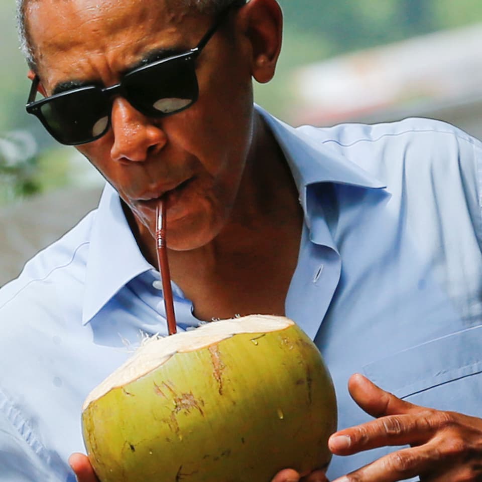 Obama trinkt.