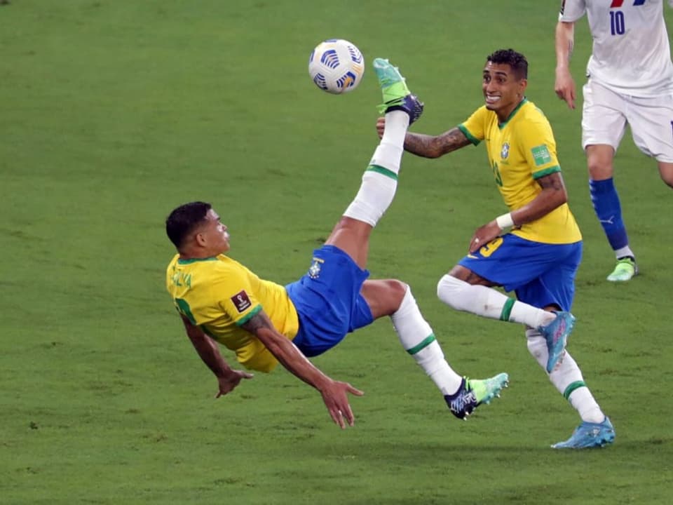 Brasiliens Verteidiger Thiago Silva klärt einen Ball.