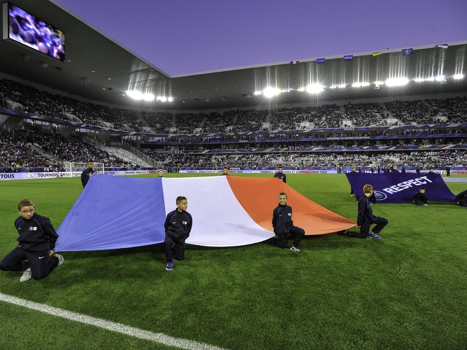 Beim Testspiel von EM-Gastgeber Frankreich gegen Serbien war auch viel Blau im Spiel. 
