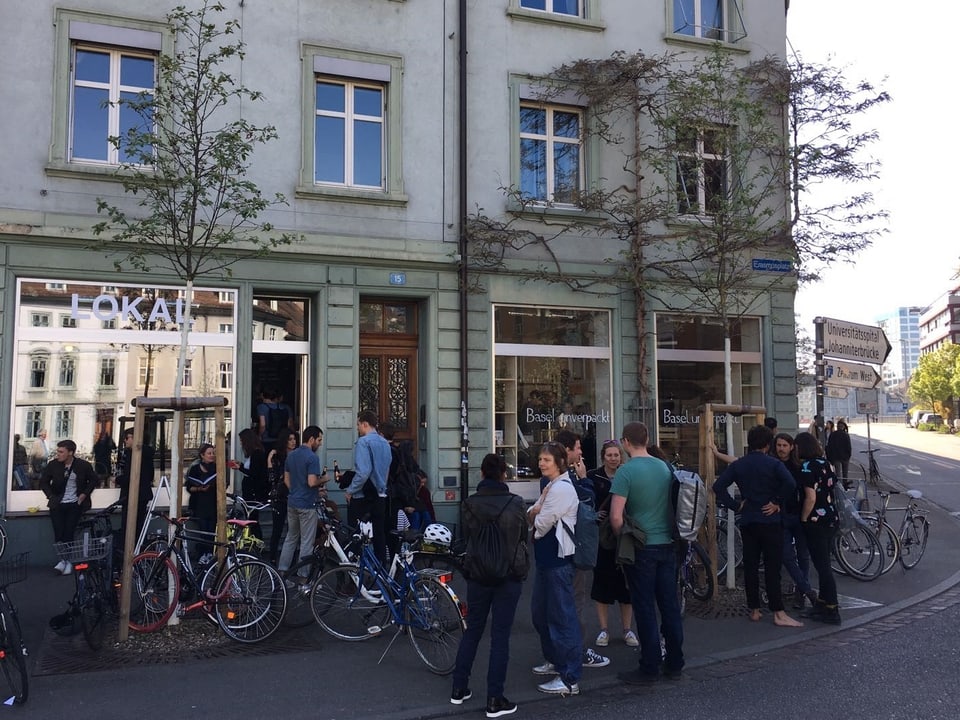 Blick von Aussen auf den Laden am Erasmusplatz 