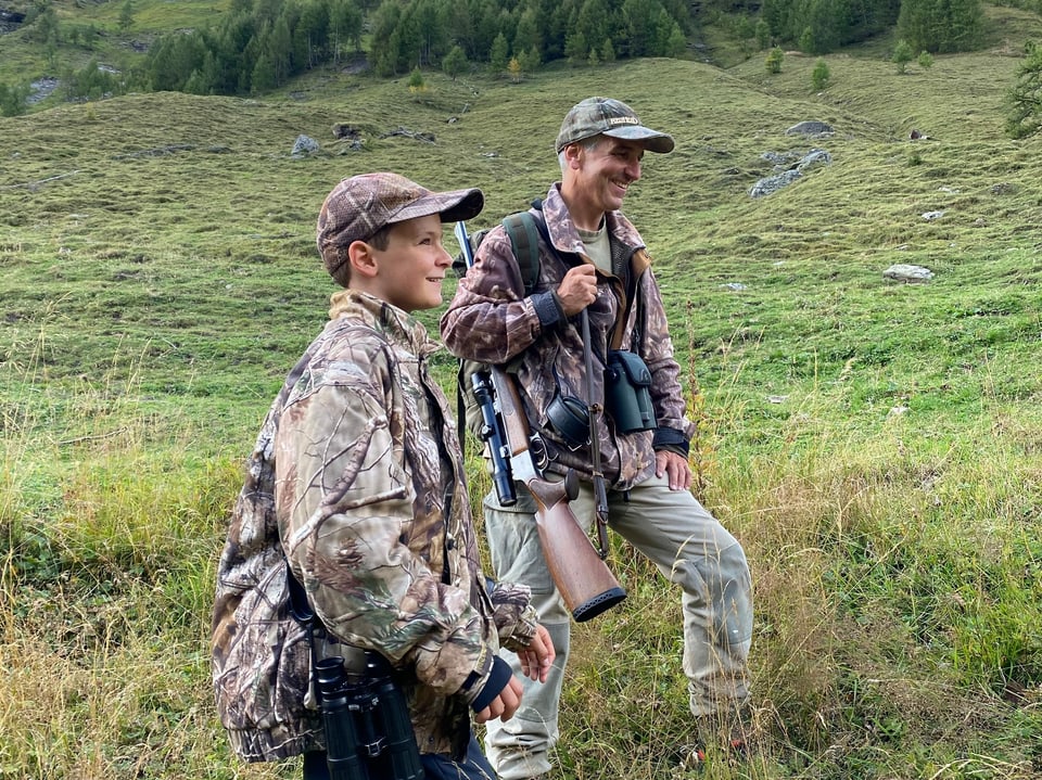 Andrin und Christian halten Ausschau nach Murmeltieren.