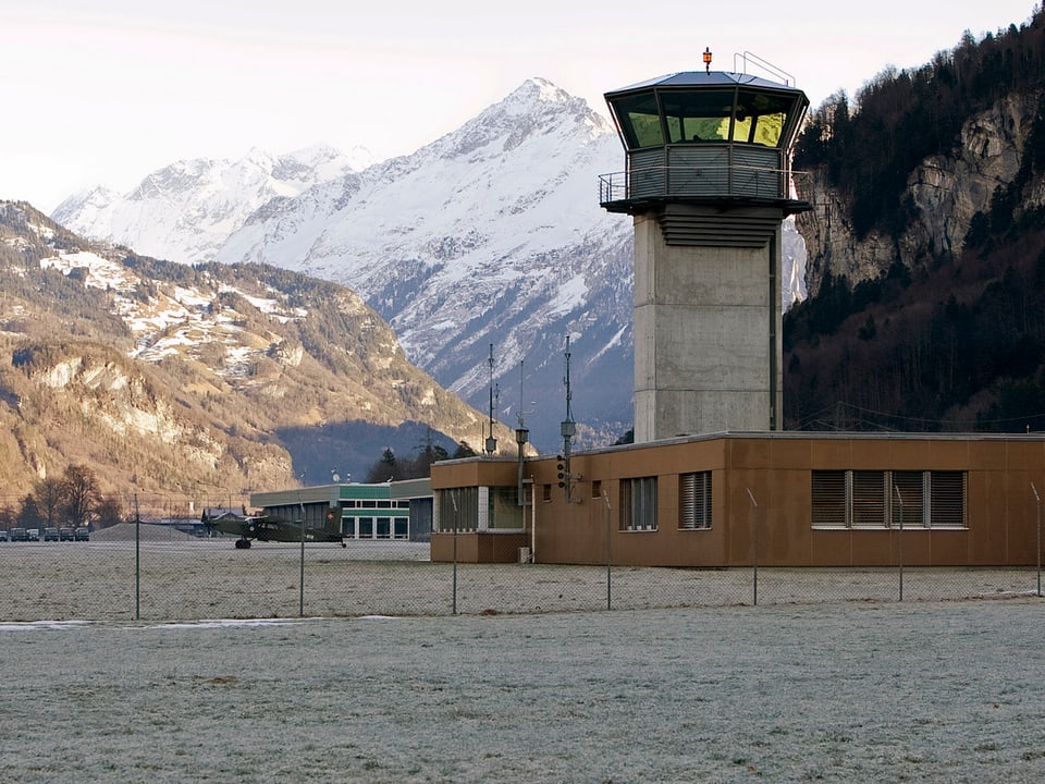 Ansicht des Towers auf dem Militärflugplatz Meiringen.