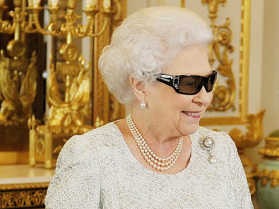 Cadrage von Queen Elizabeth mit einer schwarzen 3D-Brille.
