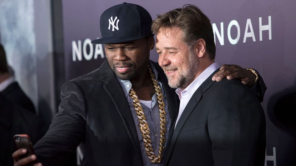 50 Cent schiesst ein Bild von sich und Russell Crowe.