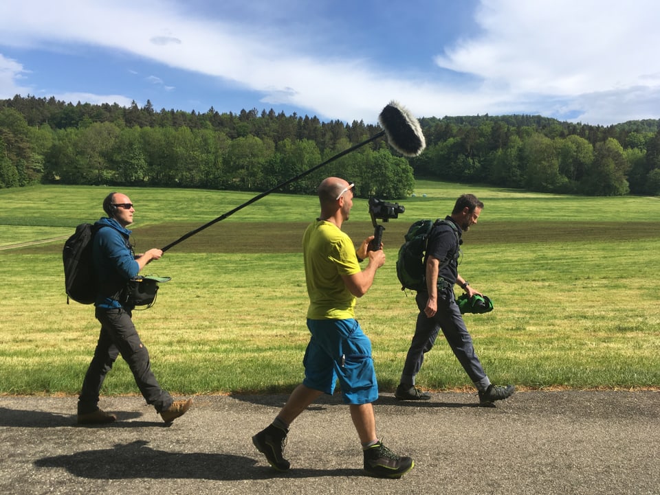 Kameramann und Tönler verfolgen Nik beim Wandern.
