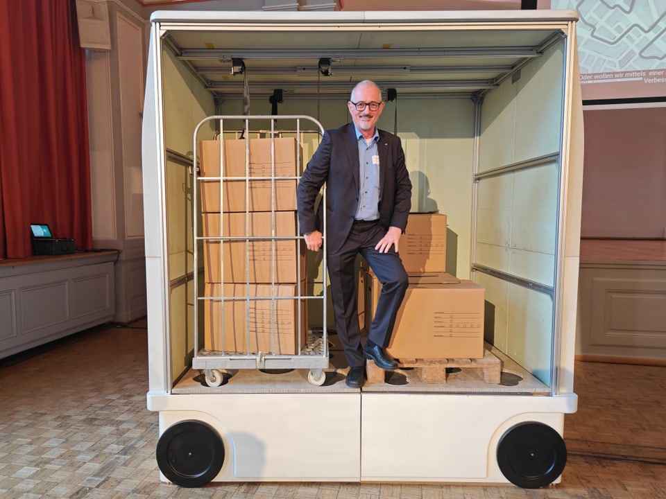 Gabriele Guidicelli, Projektleiter Technik von Cargo sous terrain präsentiert ein Modell des Cargo-Wagens.