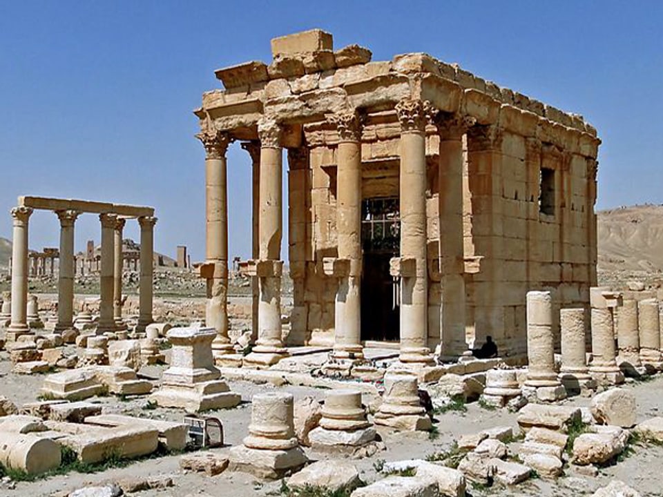 Der unzerstörte Baal-Schamin-Tempel mit Säulenstümpfen davor
