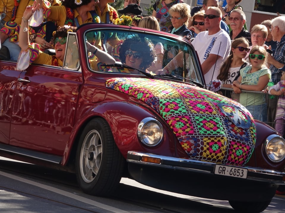 VW-Käfer mit gehäkelter Motorhauben-Zier.