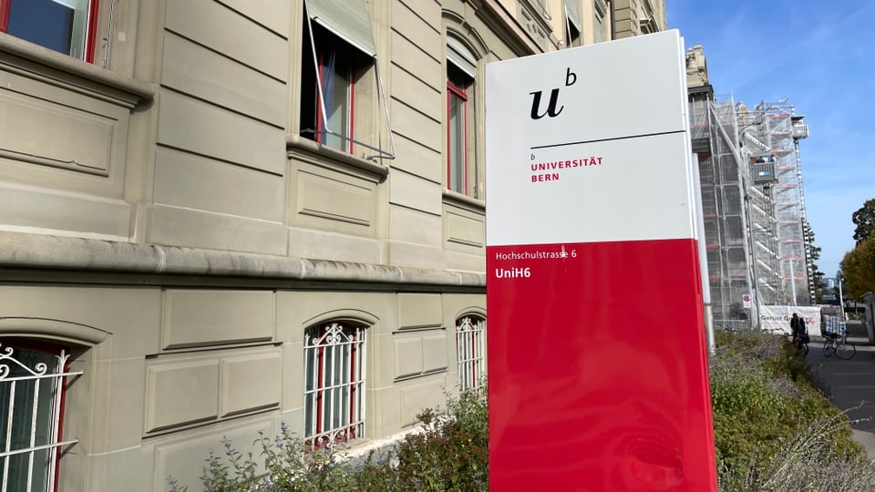 Logo der Universität Bern vor dem Hauptgebäude