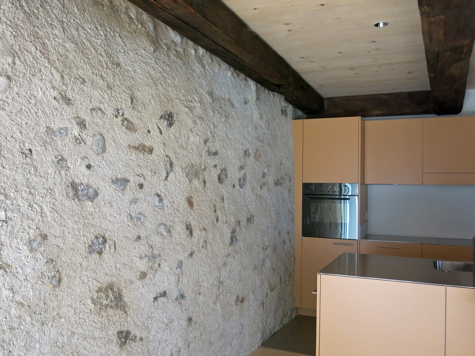 Die alte Brandmauer wurde in die moderne Küche integiert. 