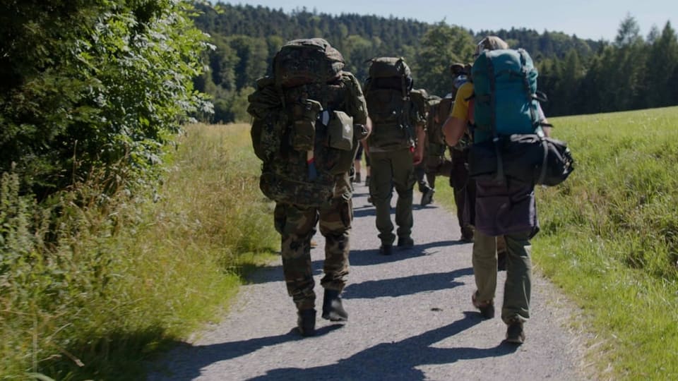 Teilnehmer des Kurses trainieren mit ihrem Notfall-Gepäck für einen möglichen Ernstfall.
