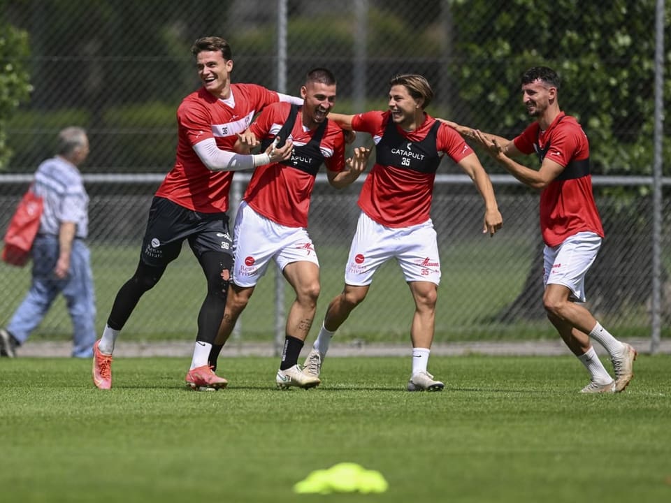 Spass im Training FCW-Spieler haben Spass auf dem Trainingsplatz.