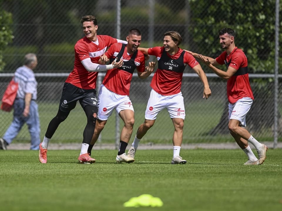 FCW-Spieler haben Spass auf dem Trainingsplatz.