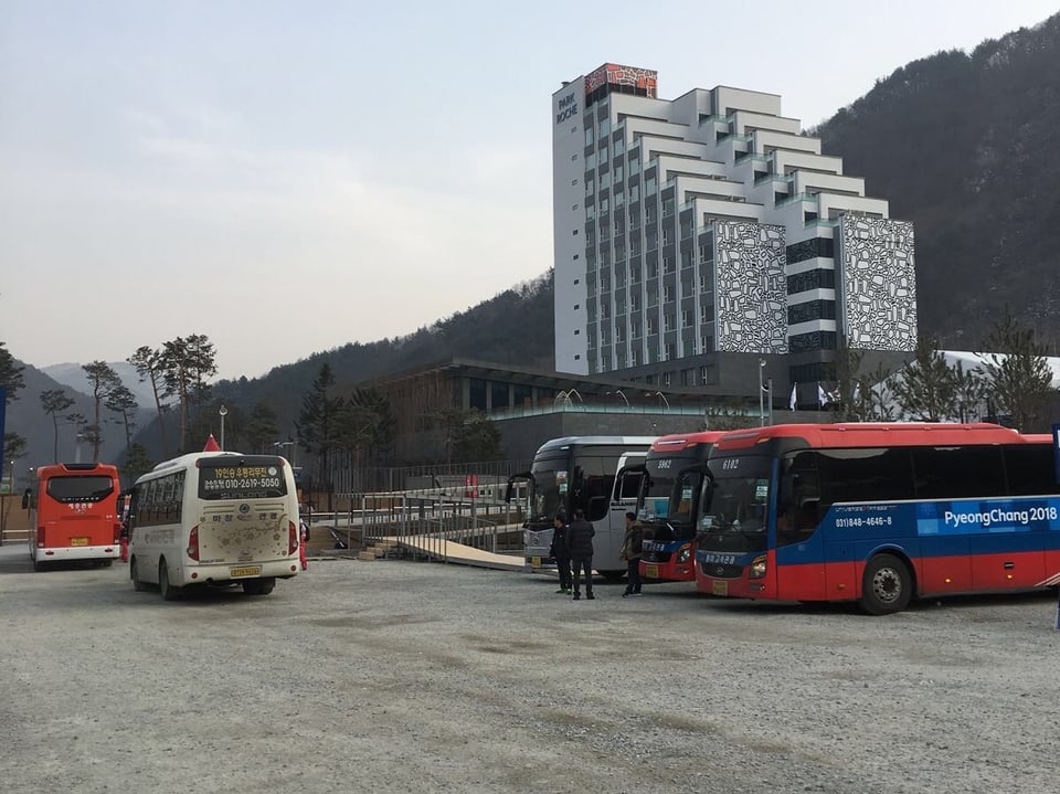 Der Busparkplatz mit dem Hotel im Hintergrund.