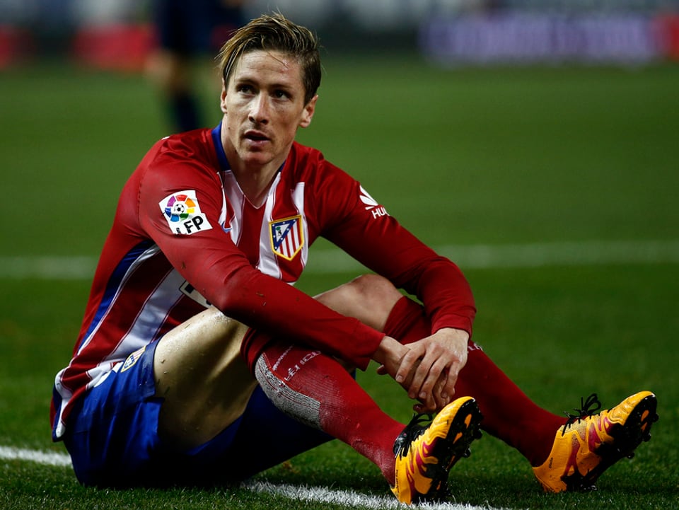 Fernando Torres sitzt am Boden