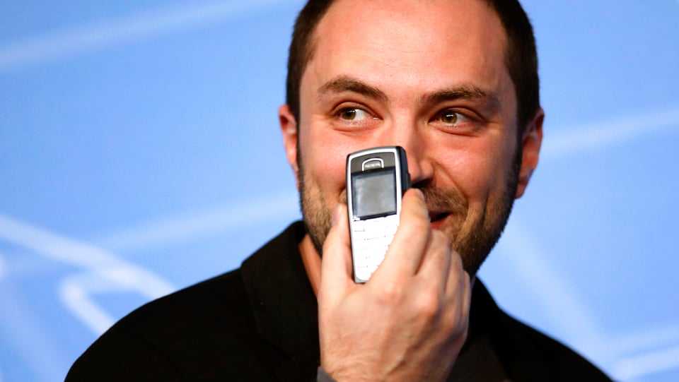 Portrait des WhatsApp-Mitbegründers Jan Koum mit einem Nokia-Telefon.