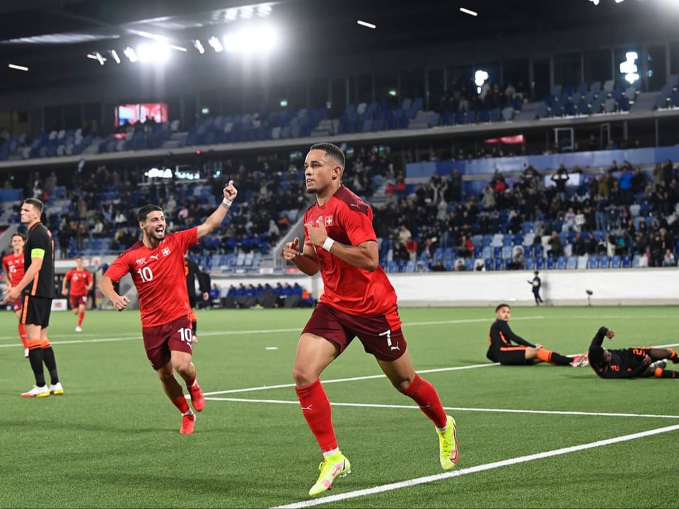 Noah Okafor und Kastriot Imeri bejubeln ein Tor gegen die Niederlande.