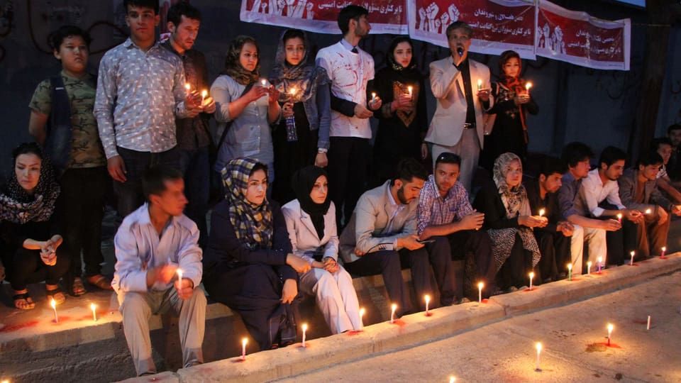 Trauernde Menschen nach einem Selbstmordanschlag in Kabul 