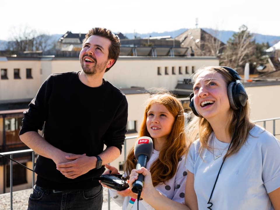 Adam und Anna beobachten die Flugkünste von Mia.