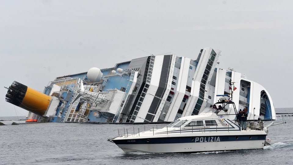 Das Schiff der Costa Concordia liegt schräg im Wasser vor der Küste Italiens.
