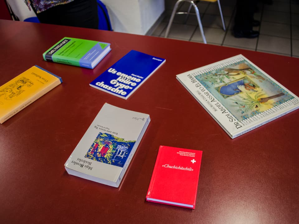 Bücher liegen auf einem Tisch