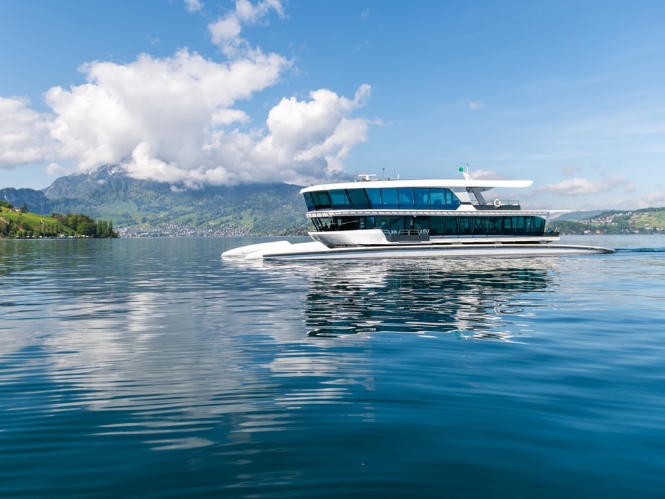 Das neue Schiff in Seitenansicht auf dem Vierwaldstättersee.