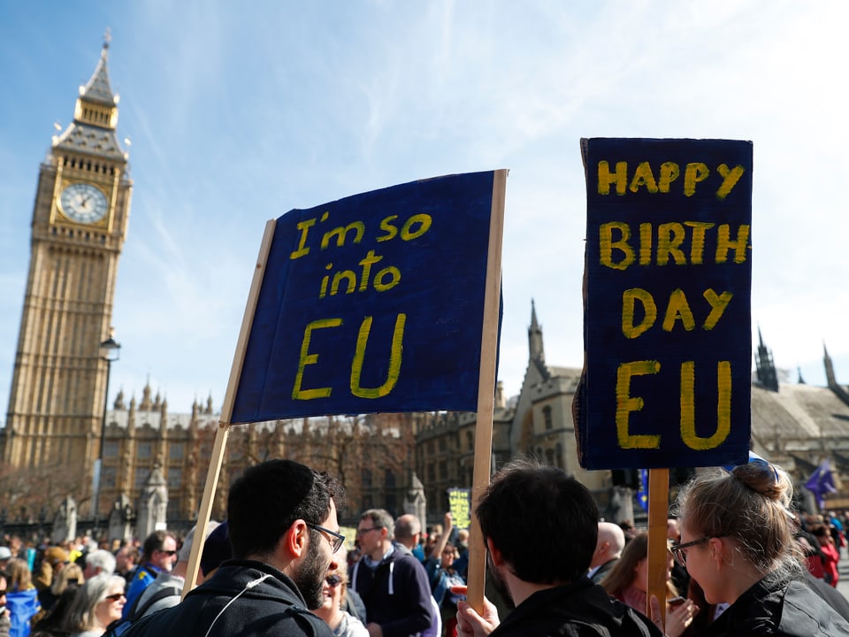 In London halten Demonstranten «Happy Birthday, EU»-Schilder in die Luft.