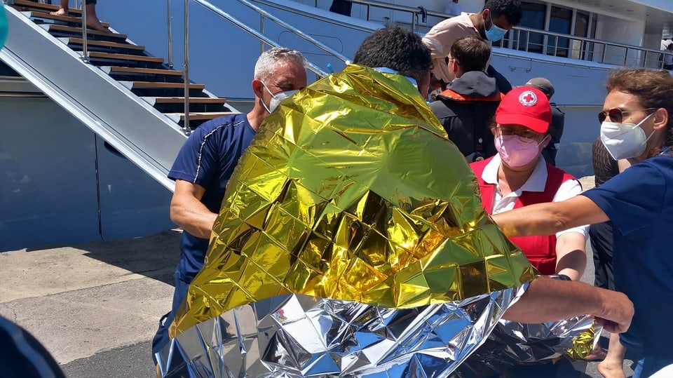 Ein Überlebender der Schiffskatastrophe wird auf griechischem Festland erstversorgt. 