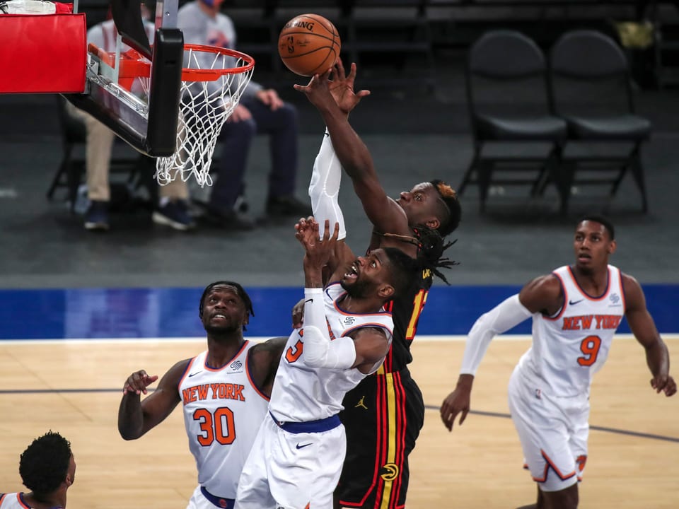 Kampf um den Rebound Clint Capela im Duell mit Nerlens Noel.