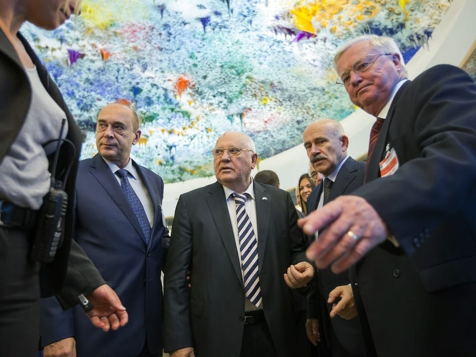 Gorbatschow in mitten von Leuten im einem Saal der UNO.