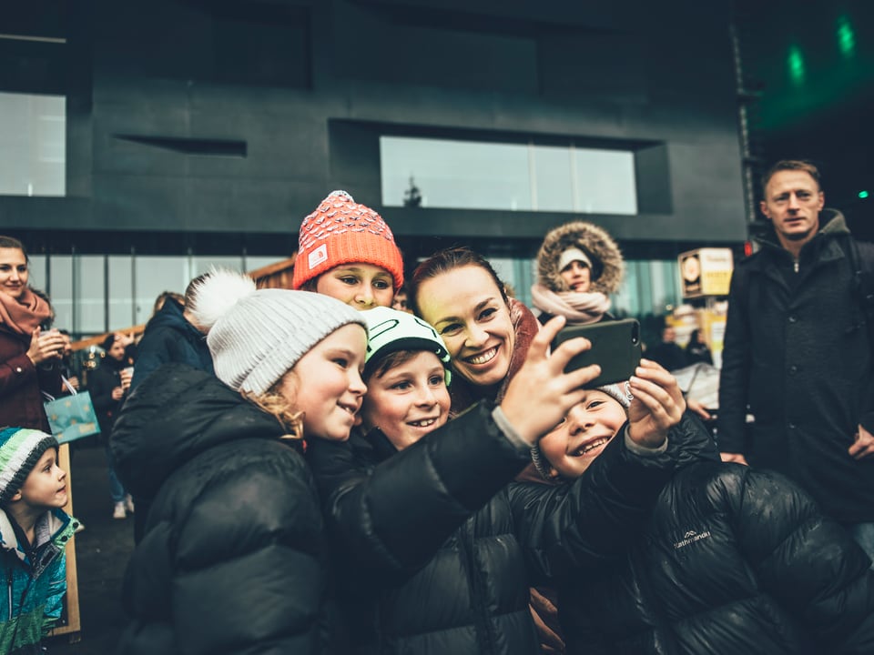 Martina Hingis macht Selfies mit Fans