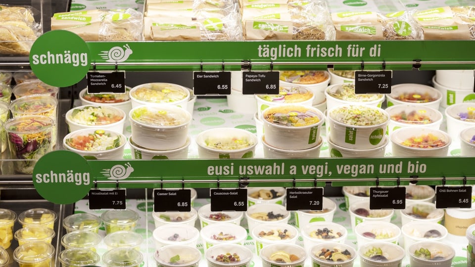 Ein Kühlregal mit ausschliesslich veganen Produkten.