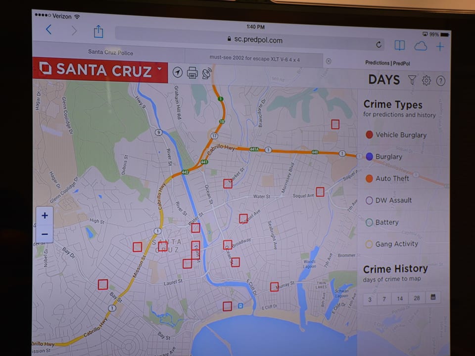 Das BIld zeigt das Programm Predpol, also eine Karte der Stadt Santa Cruz mit mehreren roten Quadraten, die anzeigen, wo Straftaten zu erwarten sind.