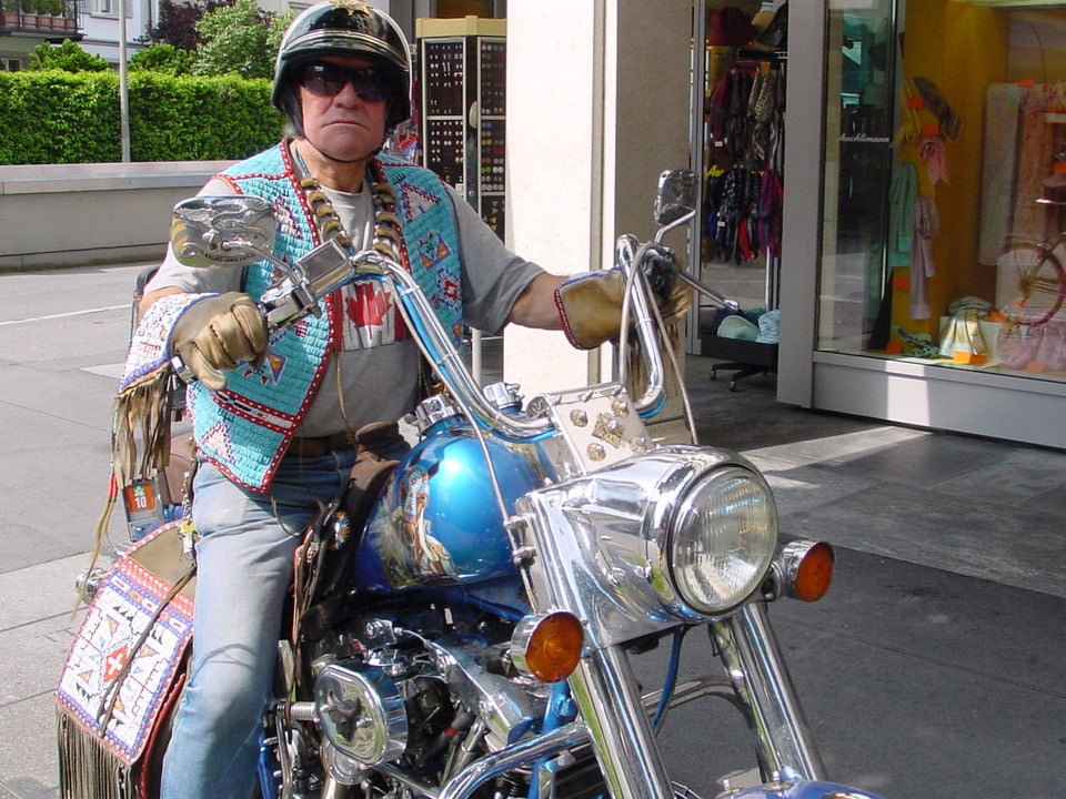 Angy Burri auf seiner geschmückten Harley.