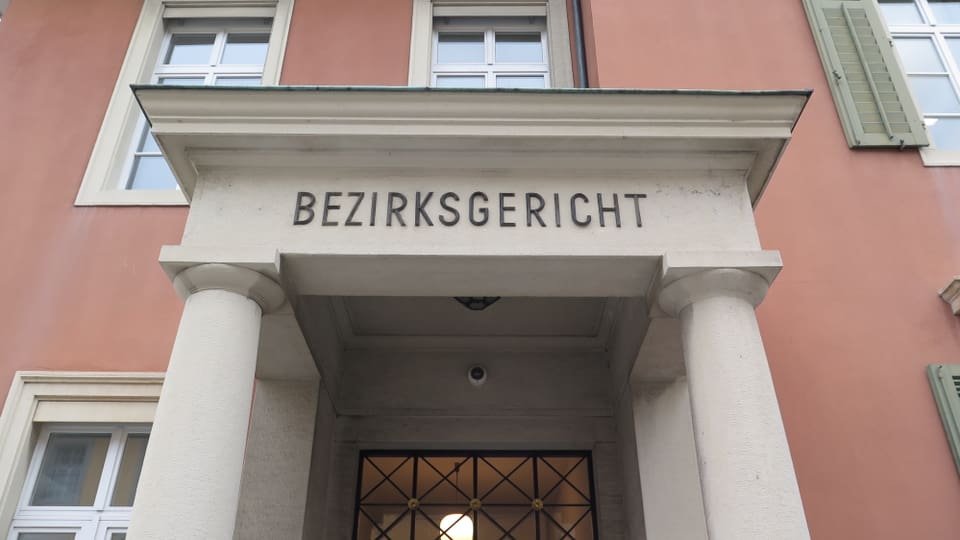 Altes Gebäude mit Tür-Überschrift Bezirksgericht