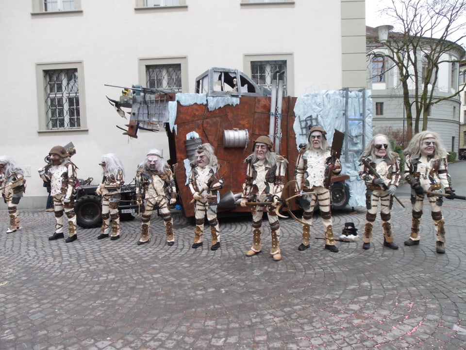 Die Fasnachtsgruppe Orbis Arbitrarius auf dem Franziskanerplatz in Luzern. 
